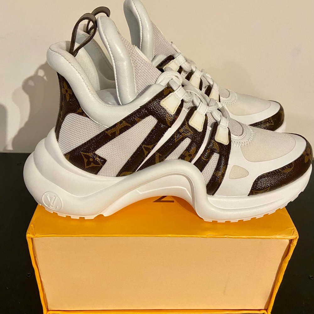 MENS LOIUS VUITTON ARCHLIGHT SIZE 9. *RARE*!!